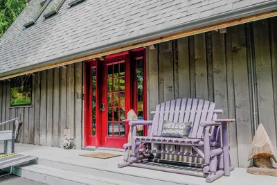 Image de Charming 2-bedroom A-Frame log cabin house with WiFi, Ac in Kelso
