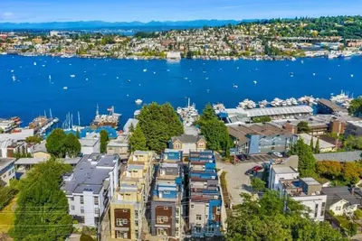 Image de Modern Townhome, Private Balcony, Waterfront Views