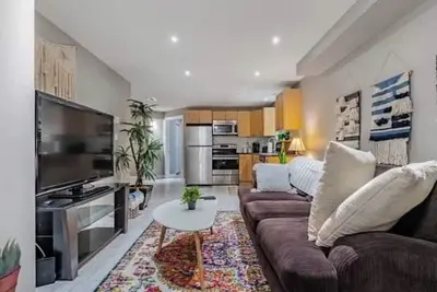 Image de 2 Bedrooms | Near Yxe Airport | Safe Quiet Area