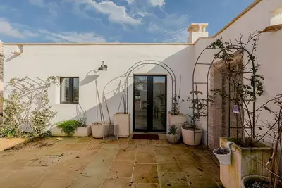 Image de Unity House Sleeps 2 lamia by Rentbeat