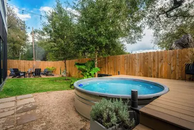 Image de New Stylish 3/2 Home Mins to Dt I Pool/Hot Tub & Firepit!