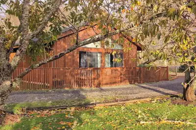 Image de Lakeside Cottage -Coastal Retreat–30+ Day Stay; Creatives, Remote Workers & More