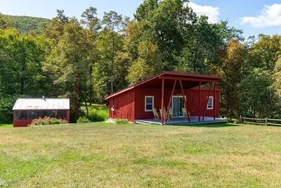 Image de Red Cottage - Lakeside Property!