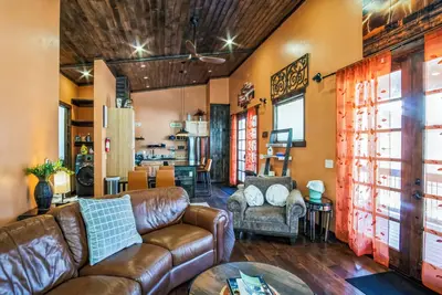 Image de New, Amazing, Cozy, Jacuzzi, Mountain Views, Minutes 2 Downtown, Snow Bowl