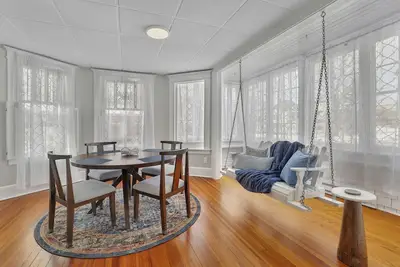 Image de West Hartford Center: Charming New England Apt