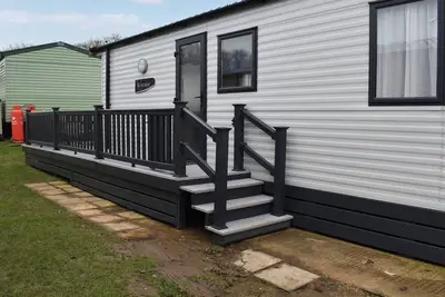 Image de This lovely caravan is perfect for couples, friends, or families.