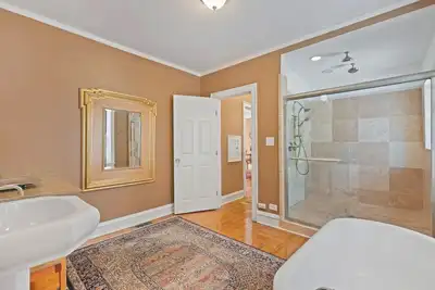 Image de Stunning, Sunny Evanston Flat with Beautiful Backyard