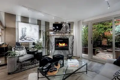 Image de Aspen Designer Jewel Box in the Downtown Core near Gondola