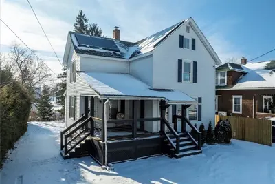 Image de Suburban Mountain \"Ski\" House