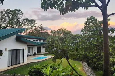 Image de Spacious 3 bed, 3 bath home with breathtaking Mountain and Valley views.