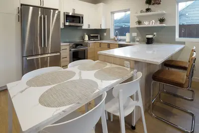 Image de Steps to Alki Beach with Water Views Rooftop deck