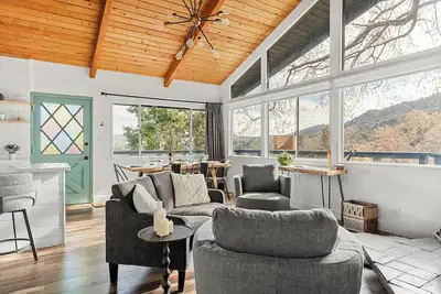 Image de Charming 3-bedroom house in Crestline with WiFi and Ac