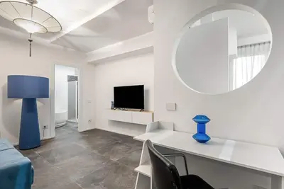 Image de Spacious 75 sqm two-level apartment, just a 5-minute walk from the M3 Porta Romana (Yellow) metro station. The apartment, which can accommodate up to 4 guests, is located on the ground floor and basement of a building without a lift. Please note that t