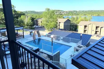 Image de Luxury Lake Life - Heated Pool - Hot Tub - Game Room - Stunning Lake Views