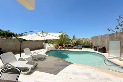 Image de Home with pool, gym, and games