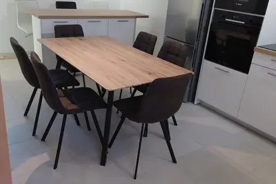 Faites comme chez nous! Hébergement au calme, fonctionnel, aire de sport et jeux.