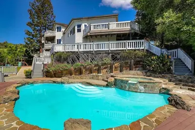 Image de Retreat @ 7b4b villa with Pool, Hot Tub and Amazing View in Sf Bay
