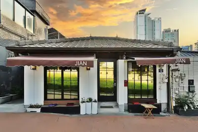 Image de 3 minutes to subways and buses. Modern hanok for a family or friends!