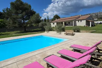 Image de Évasion Provençale dans le Luberon – Villa avec Piscine et Jardin Méditerranéen