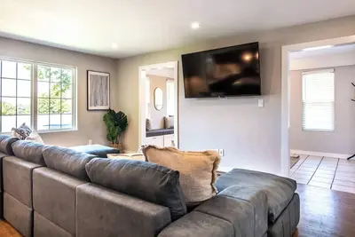 Image de Family Retreat in Birmingham – 7br/4ba