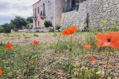 Image de Sicilian villa surrounded by greenery