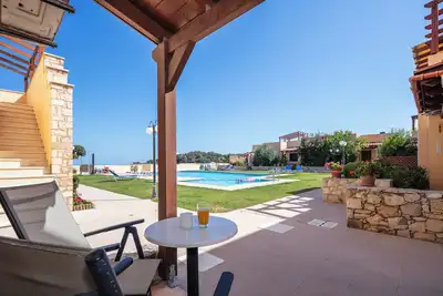Image de [New] Karoti 18 apartment, w/ private garden & common pool