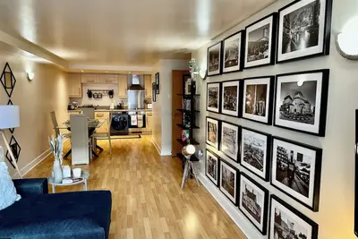 Urban Chic: 2br + Free Parking