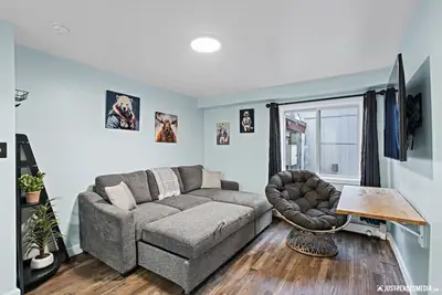 Image de 5 Min walk to restaurants/cafes, 8 min drive to airport, 10 min walk to trails.