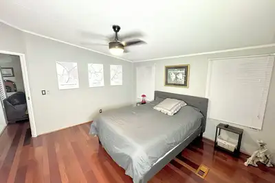 Image de Waterfront 5-bedroom house with private dock, hot tub, & handicap accessibility