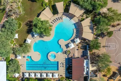 Image de Pickleball court & Huge Pool