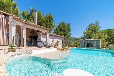 Image de Mas provençal avec piscine à débordement, terrain de pétanque, billard