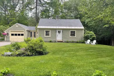 Image de Cozy Cape. Guest favorite. 2-bedroom house close to downtown Peterborough, Nh