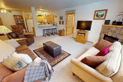 Image de Hot Tub! Deck, Garage. Walk to Trails, Dining. Easy Drive to 6 Ski Areas