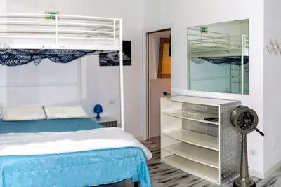 Image de BluBed (Nord) Quadruple, salle de bain, cuisine et