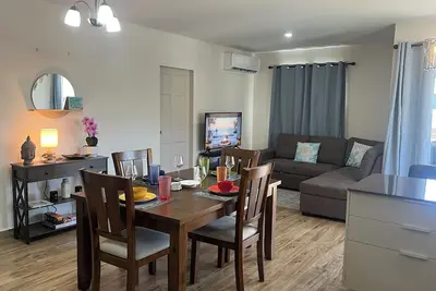 Image de 4b Holiday Haven-Charming 2-Bedroom Condo Fully Furnished With All Amenities.