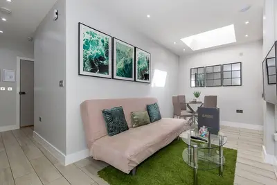 Image de Appartement-Supérieure-Salle de bain privée séparée-Terrasse-Elm House-1-Bed-. . .