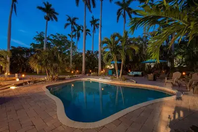 Image de Spacious 4br, Pool, 8 miles to Ami