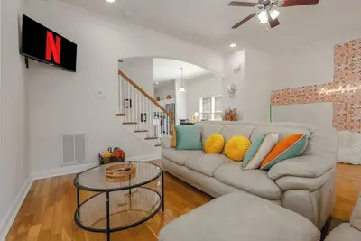 Image de Stylish Family Home Downtown-BigRooms-FreeParking-Central