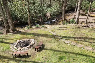 Image de Peaceful creekside 2-bdrm cabin with WiFi, Ac, hot tub in Nantahala Lake area