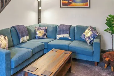 Image de A charming cottage with distant sea views, in a peaceful setting.