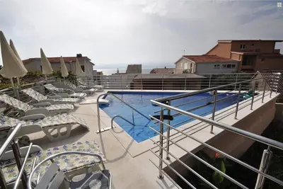 Spacious apartment with pool, 5 balconies and the sea view, 2 min walk to beach