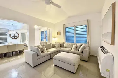 Legacy House | Short walk to Beach and Restaurants