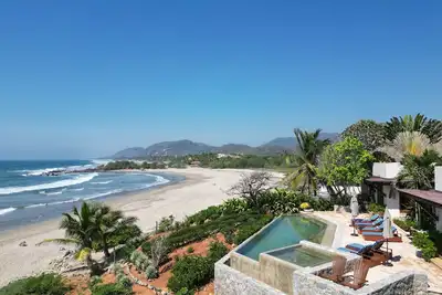 Image de Spacious 5-bedroom house w/WiFi, Ac, fitness room, chef quality kitchen & pool