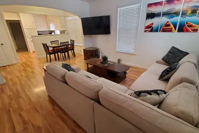 Image de Charming 2-bedroom, older home, short walk to downtown Farmington.