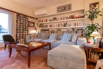 Image de Chic 2br Bright Penthouse with Open Wood Staircase