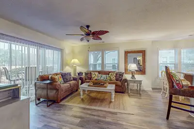 Image de Coastal Condo with golf course view and shared pool access