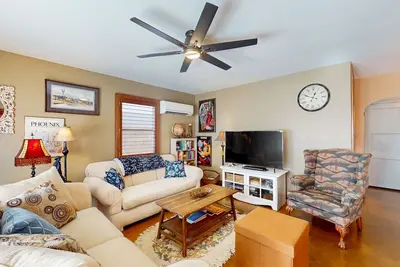 Image de Charming home with large yards and excellent location for any interests