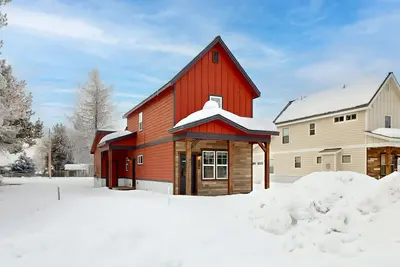 Image de Beautiful home within walking distance to Donnelly, with patios, grill, WiFi