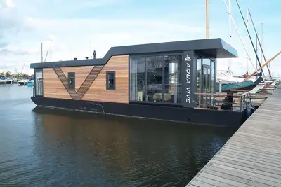 Boat with two bedrooms and one bathroom