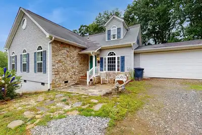 Image de Tranquil Dog- Friendly Riverfront Home with Fill Kitchen and Wifi